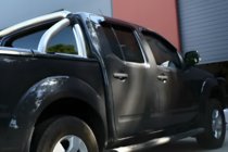 Nissan Navara 2006–2015 Vindavvisare för sidorutor (4 st, HIC) foto 2