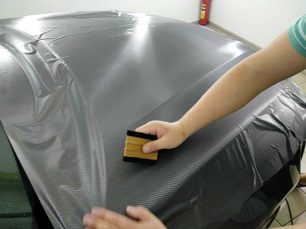 Så sätter du carbonfolie på bilen själv