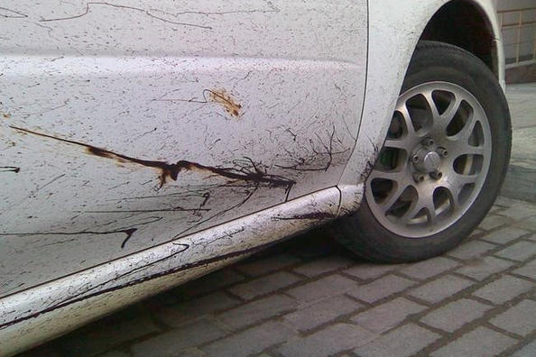 Så tar du bort tjära från bilen