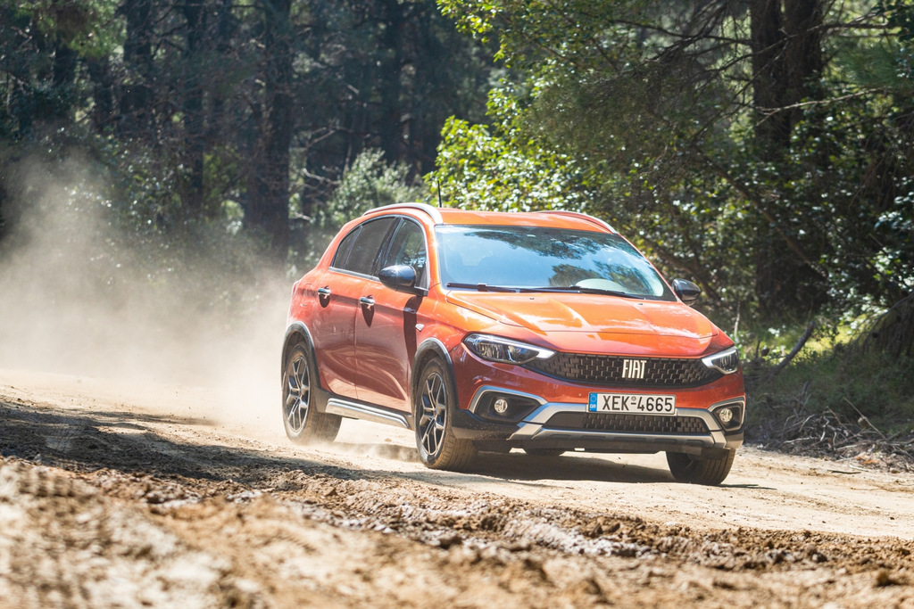 Test av offroadversionen av halvkombin Fiat Tipo Cross