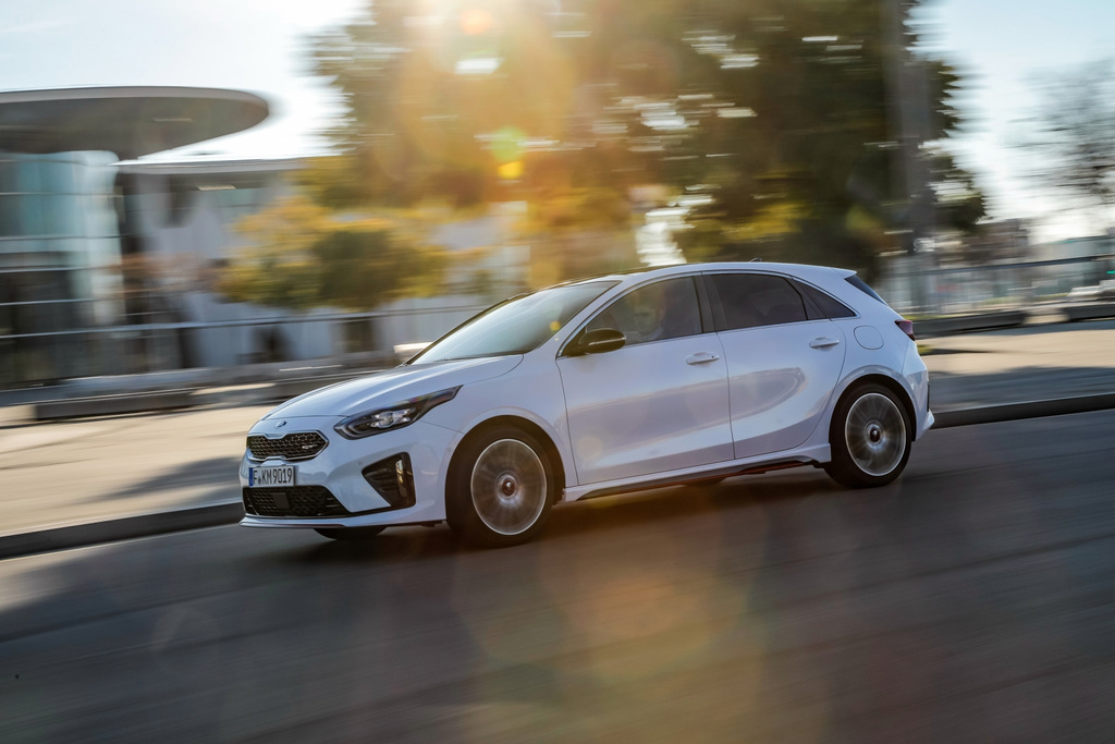 Test av den sportiga halvkombin KIA Ceed GT