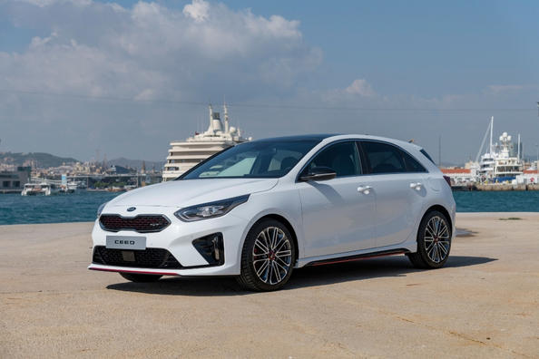 Test av den sportiga halvkombin KIA Ceed GT
