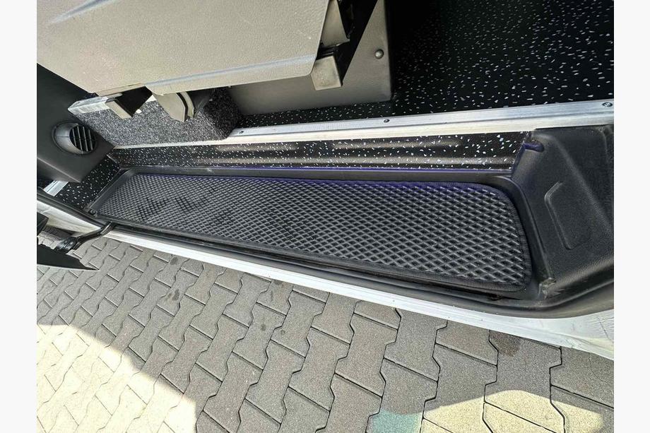 Mercedes Sprinter W907/W910 2018– Polyuretan EVA-instegströskelmattor (svarta) Image