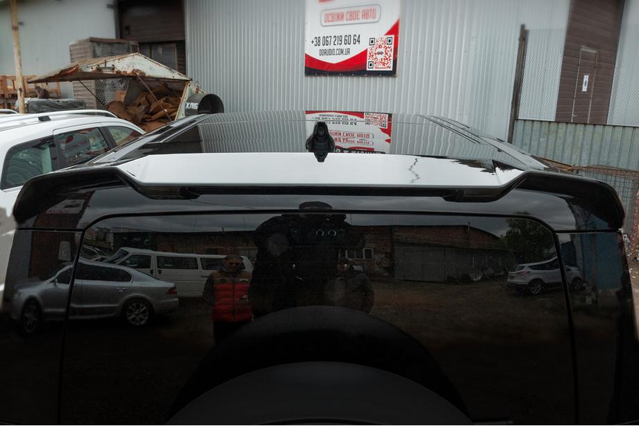 Land Rover Defender 2019– Spoiler V1 (svart) Foto 2