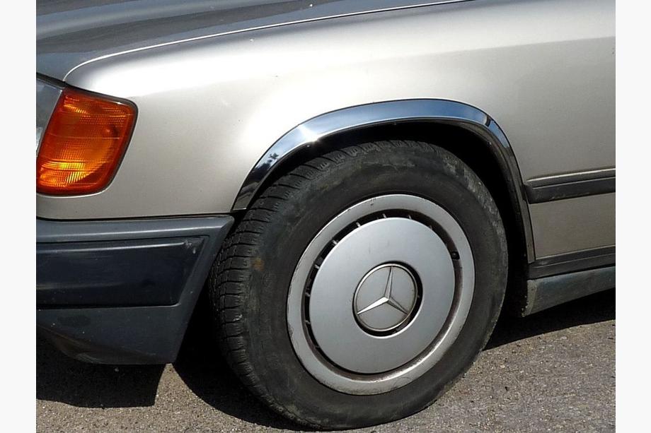 Mercedes E-class W124 1984–1997 Hjulbågslister 1985-1989 (4 st, rostfritt stål) Image