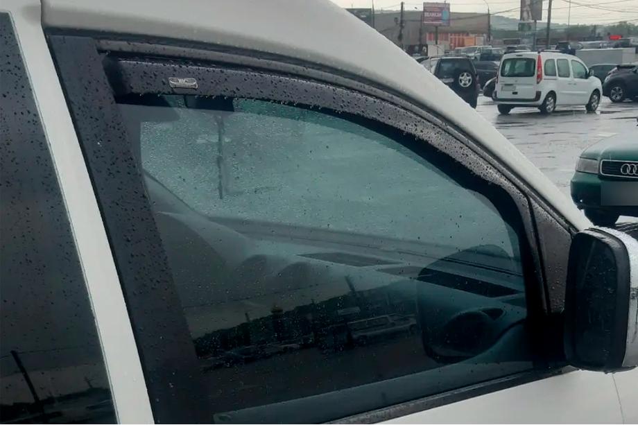 Opel Combo 2019– Insticksmonterade vindavvisare (2 st, HIC) Image