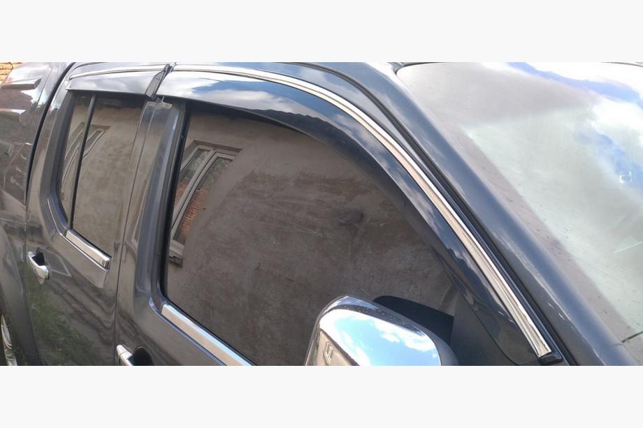 Nissan Navara 2006–2015 Vindavvisare med kromlist (4 st, Sunplex Chrome) Image