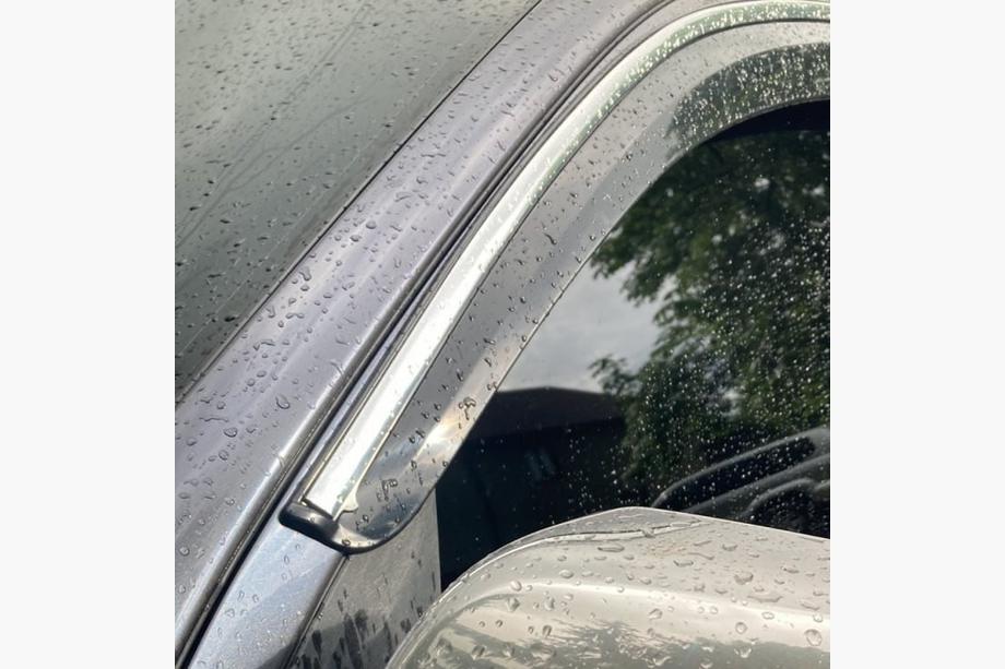 Toyota Hilux 2015– Vindavvisare med kromlist (4 st, Sunplex Chrome) Image