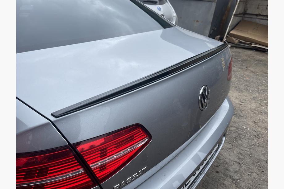 Volkswagen Passat B8 2015–2023 LIP-spoiler (Sunplex, svart) (115,8 cm x 6,3 cm) Foto 1