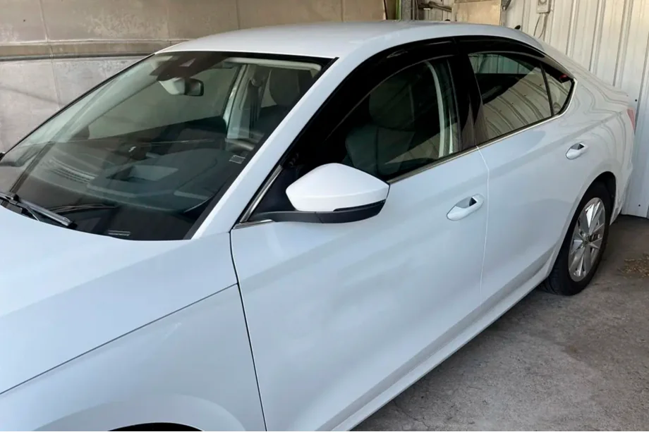 Skoda Octavia IV A8 2020– Vindavvisare Liftback (4 st, HIC) Foto 1