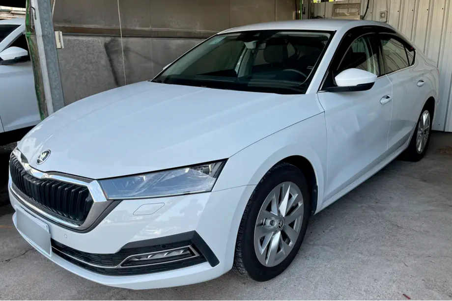 Skoda Octavia IV A8 2020– Vindavvisare Liftback (4 st, HIC) Foto 3