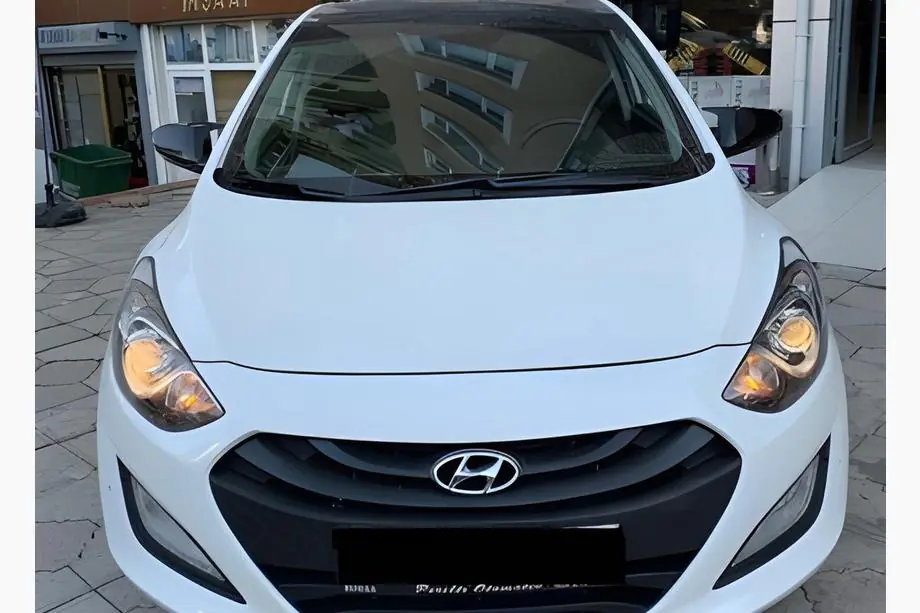 Hyundai Accent 2011–2017 Spegelskåpor utan utskärning för blinkers BMW-style (2 st) Image