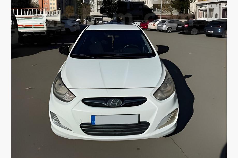 Hyundai Accent 2011–2017 Spegelskåpor utan utskärning för blinkers BMW-style (2 st) Foto 7