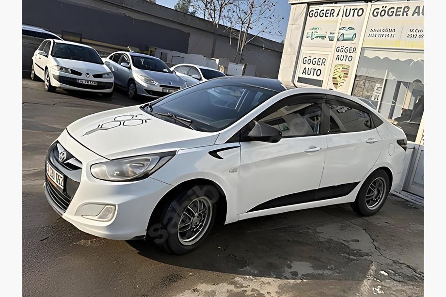 Hyundai Accent 2011–2017 Spegelskåpor utan utskärning för blinkers BMW-style (2 st) Foto 6
