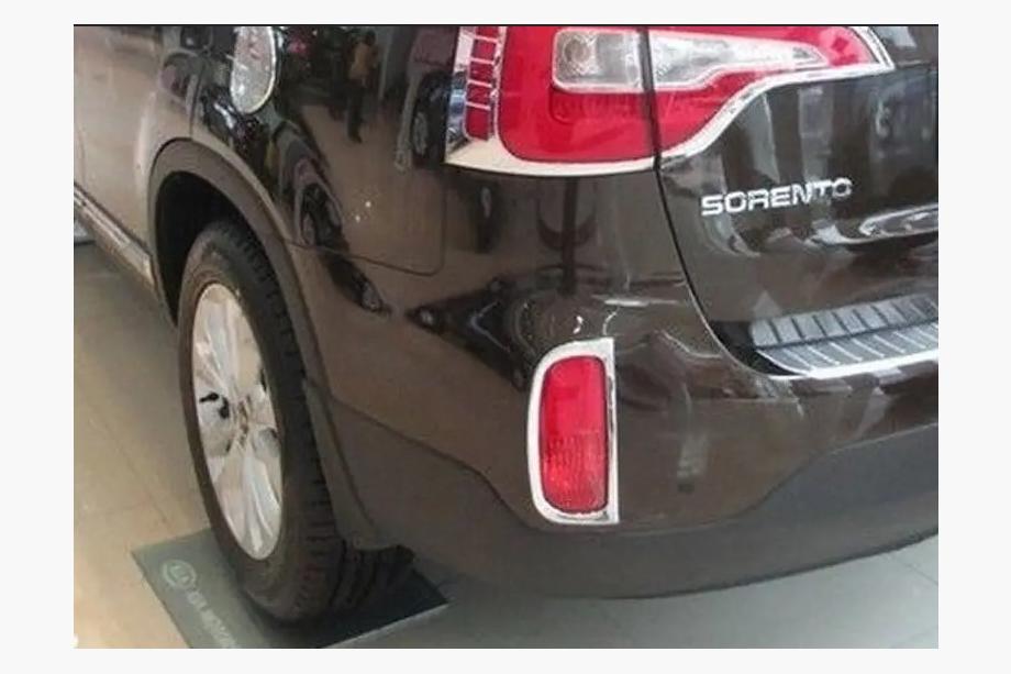 Kia Sorento II XM 2009–2014 Kromlister för bakre dimljus 2013+ (2 st, plast) Image