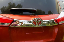 Toyota Rav 4 2013–2018 Dekorlist i rostfritt stål ovanför registreringsskylten på stötfångaren Libao 2013-2016 foto 2
