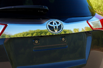 Toyota Rav 4 2013–2018 Dekorlist i rostfritt stål ovanför registreringsskylten på stötfångaren Libao 2013-2016 foto 1