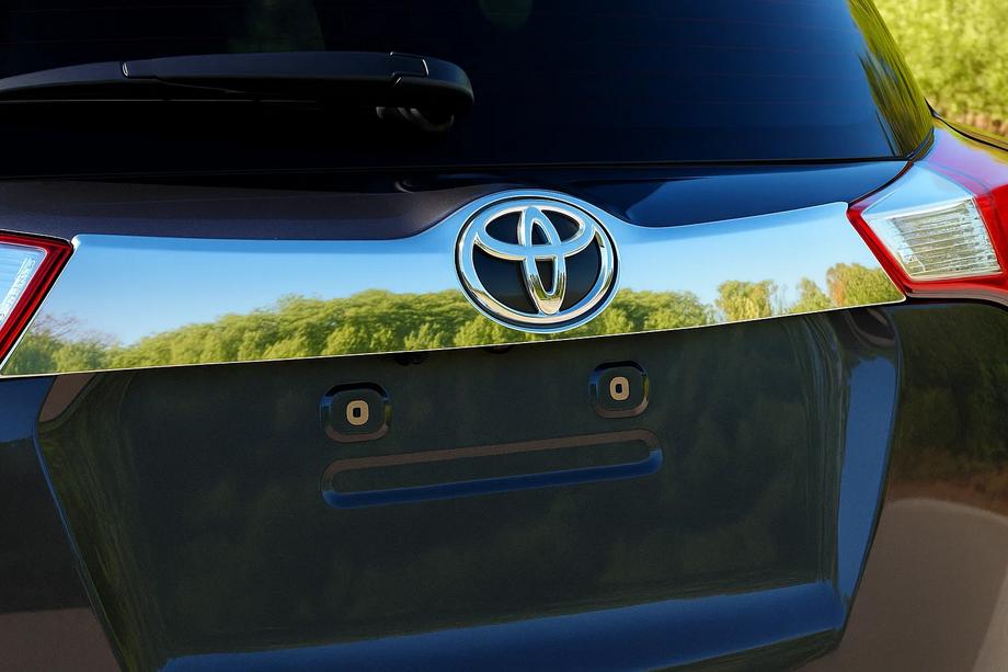 Toyota Rav 4 2013–2018 Dekorlist i rostfritt stål ovanför registreringsskylten på stötfångaren Libao 2013-2016 Image