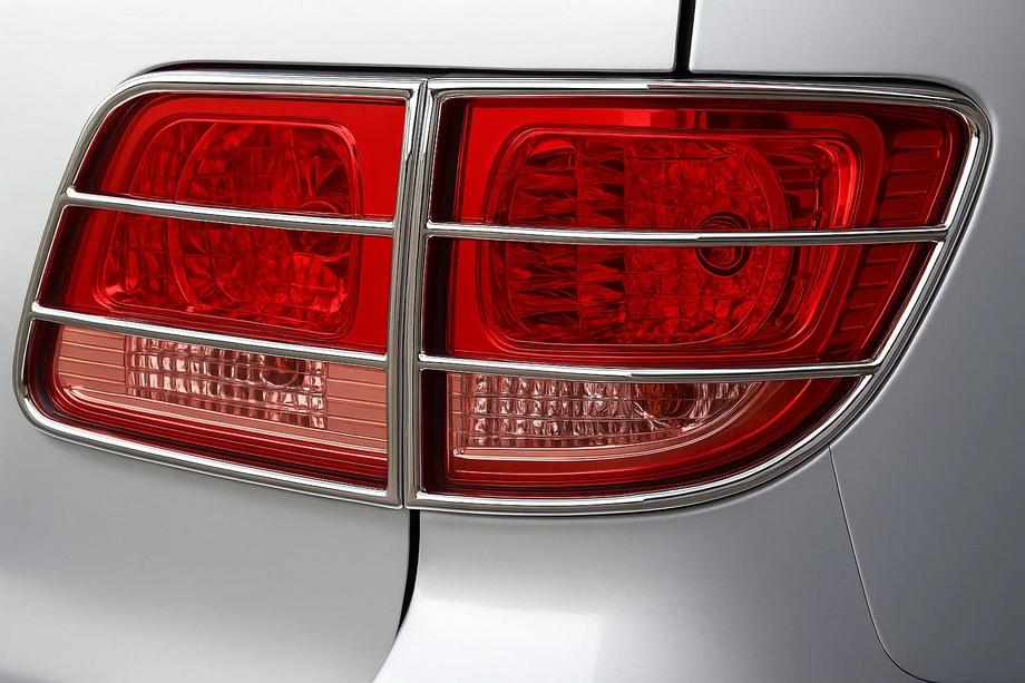 Toyota Fortuner 2006–2015 Skydd för baklyktor (rostfritt stål) Image