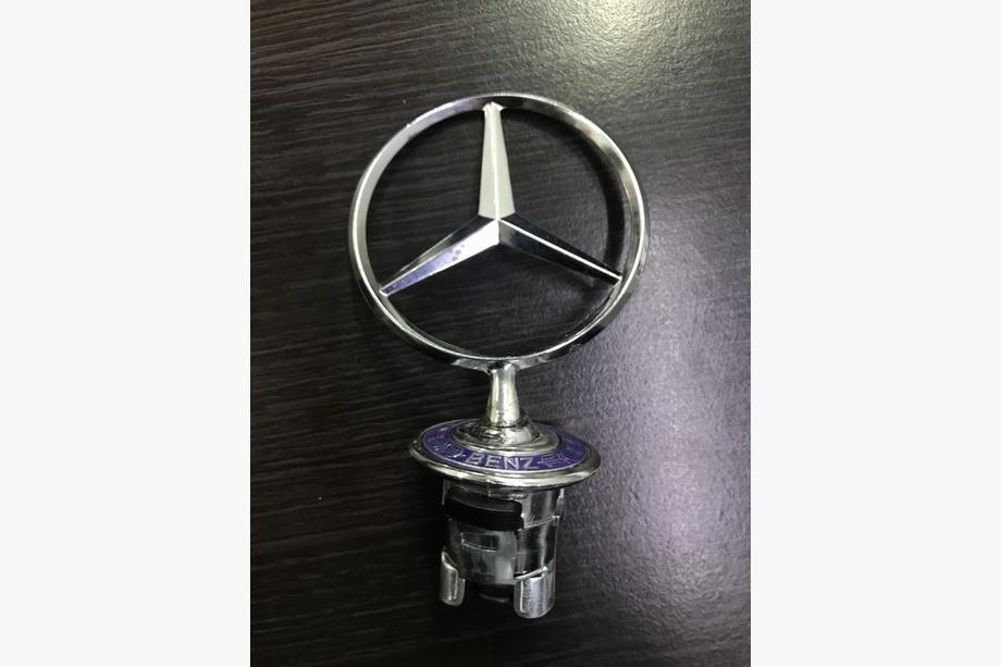 Mercedes S-class W140 1991–1998 REA! Korshårs-emblem (med text) Image