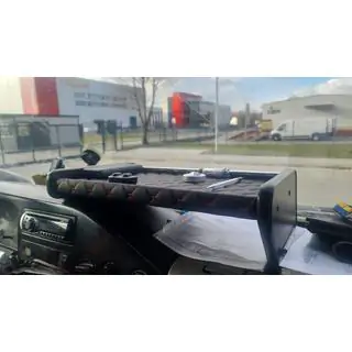 Instrumentbrädshylla (svart med röd söm)