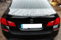 BMW 5-serien F10/F11 2010–2016 LIP V1 spoiler (1234 Upgrade, svart) foto 2