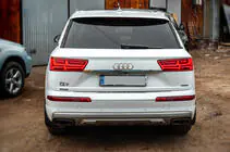Audi Q7 2015–2026 Kromlist ovanför registreringsskylten (rostfritt stål) foto 4
