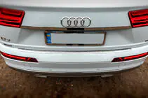 Audi Q7 2015–2026 Kromlist ovanför registreringsskylten (rostfritt stål) foto 1