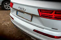 Audi Q7 2015–2026 Kromlist ovanför registreringsskylten (rostfritt stål) foto 3
