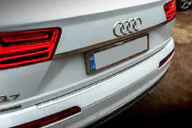 Audi Q7 2015–2026 Kromlist ovanför registreringsskylten (rostfritt stål) foto 2