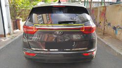 Kia Sportage 2015–2021 Kromlist ovanför registreringsskylt (2019-2021, rostfritt stål) foto 1