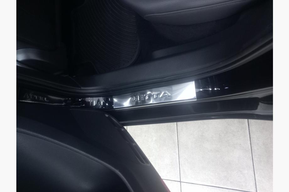 Volkswagen Jetta 2011–2018 Tröskelskydd Carmos V2 (4 st, rostfritt) Foto 3