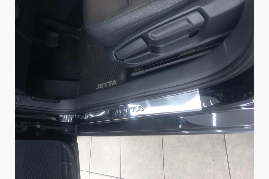 Volkswagen Jetta 2011–2018 Tröskelskydd Carmos V2 (4 st, rostfritt) Foto 2