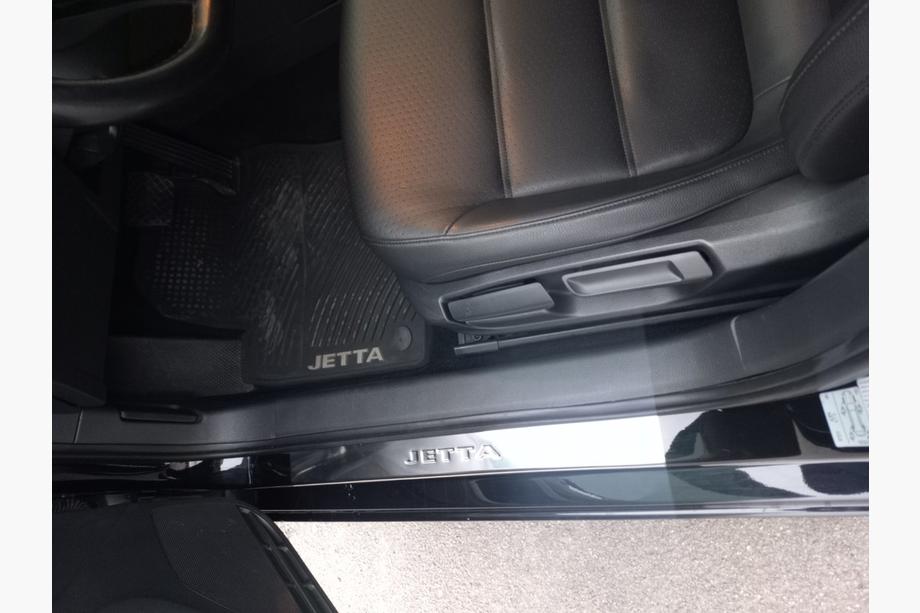 Volkswagen Jetta 2011–2018 Tröskelskydd Carmos V2 (4 st, rostfritt) Foto 1