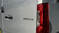 Mercedes Sprinter W907/W910 2018– 316 cdi emblem foto 2