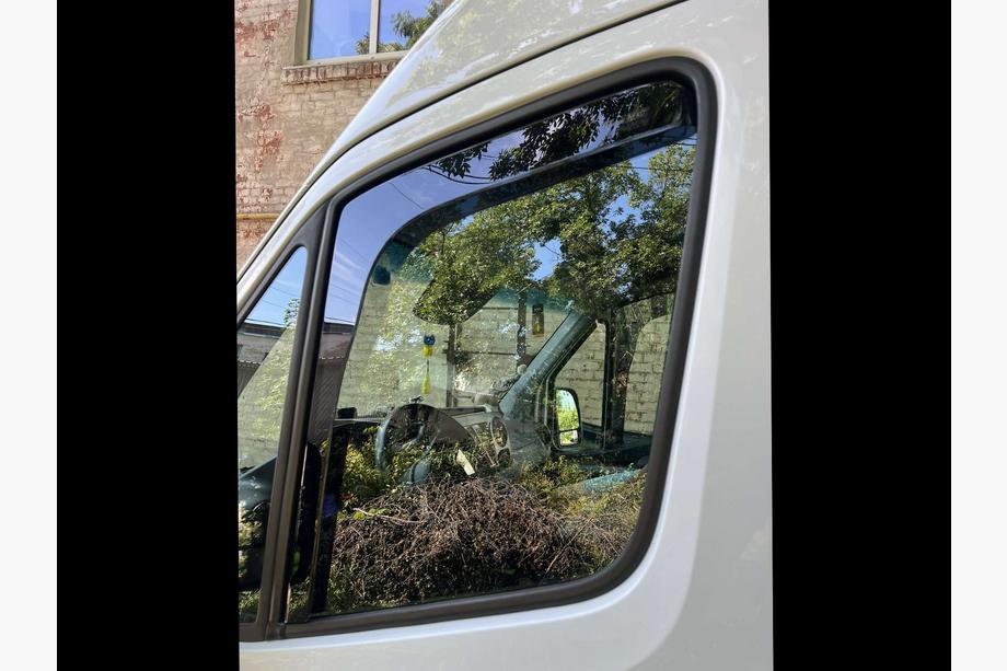 Mercedes Sprinter W907/W910 2018– Vindavvisare för fönster, insticksmodell (2 st, Heko) Foto 7