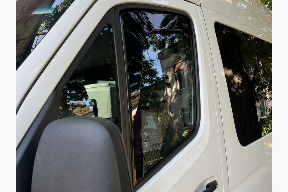 Mercedes Sprinter W907/W910 2018– Vindavvisare för fönster, insticksmodell (2 st, Heko) Foto 1
