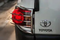 Toyota FJ Cruiser 2006–2022 Bakljusskydd i rostfritt stål (2 st) foto 3