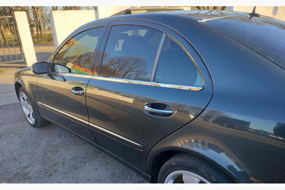 Mercedes E-klass W211 2002–2009 Yttre fönsterlister (rostfritt stål) Foto 9
